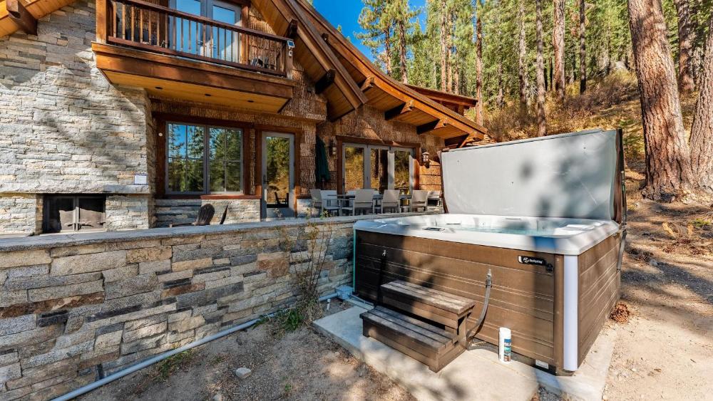 Hunter by AvantStay Award-Winning Riverfront Cabin 5 Minutes from Palisades